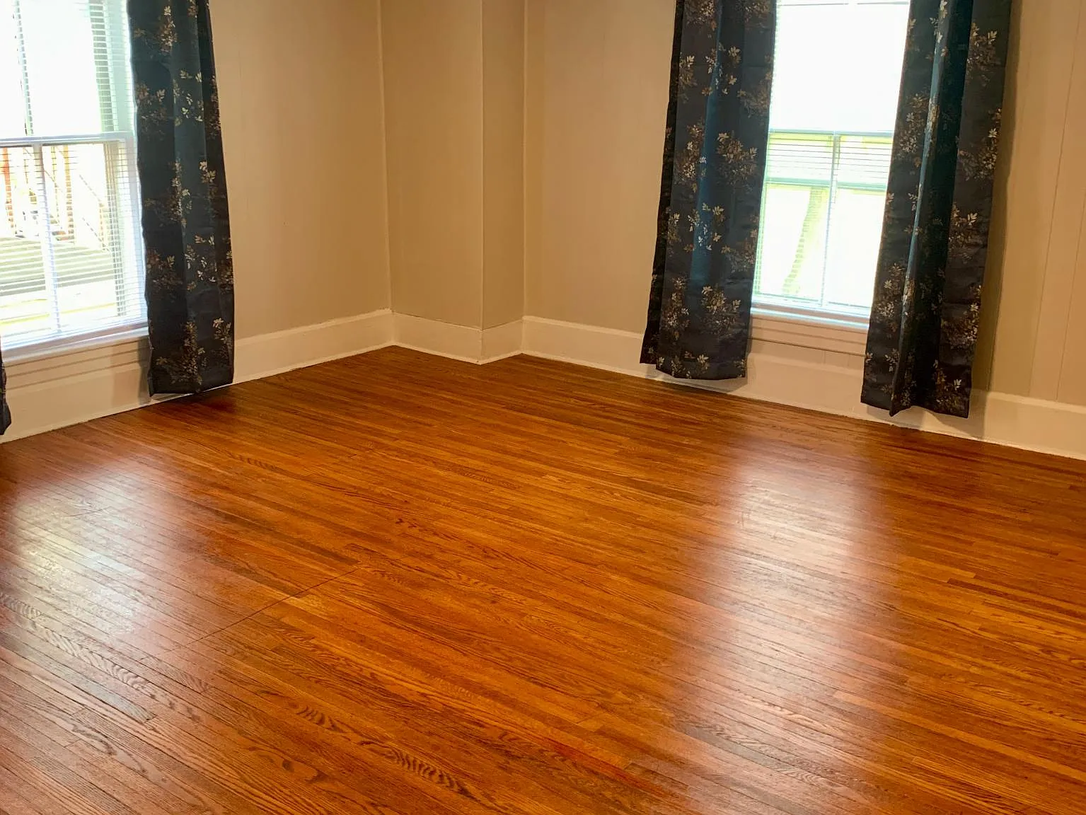 422 W Dominick St — Photo 1