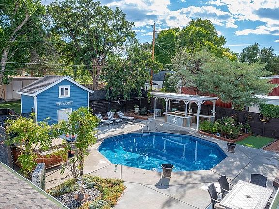 3rd image of 712 Ivanhoe Way