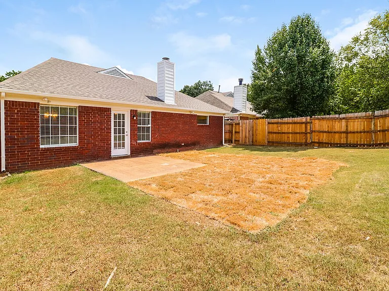 1123 Dove Hollow Cir W — Photo 15