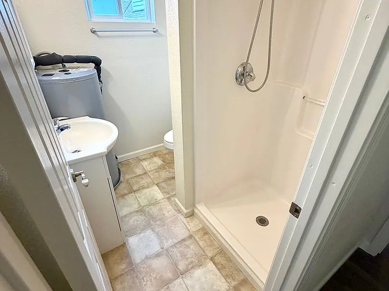 920 Winchester Ave — Photo 8