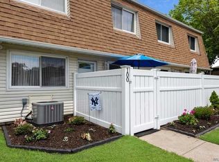 100 Storm Dr, Holtsville, NY 11742