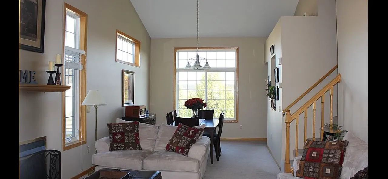 3 bed, 2.5 bath, 2100 sqft, $2,695 — Photo 2