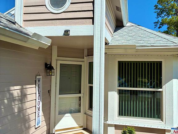 5th image of 982 Breezemont Ct