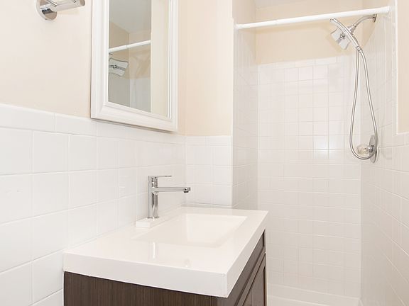 4th image of 4400-18 Walnut St #4404-G2