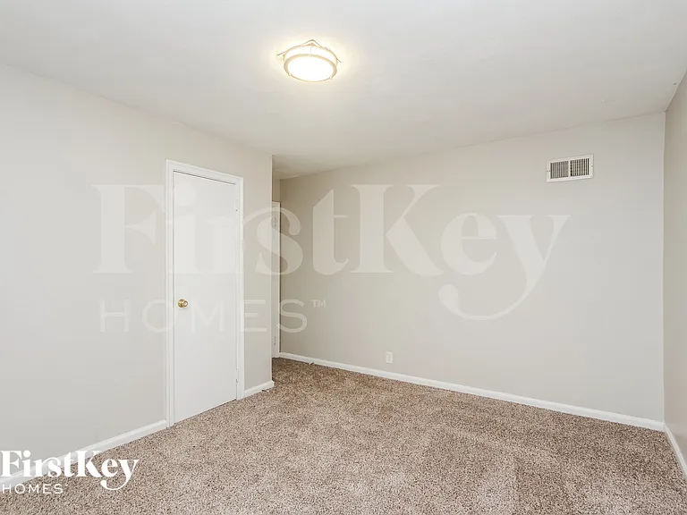 5614 N Victoria Dr — Photo 11