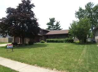 880 Northampton Dr, Crystal Lake, IL 60014