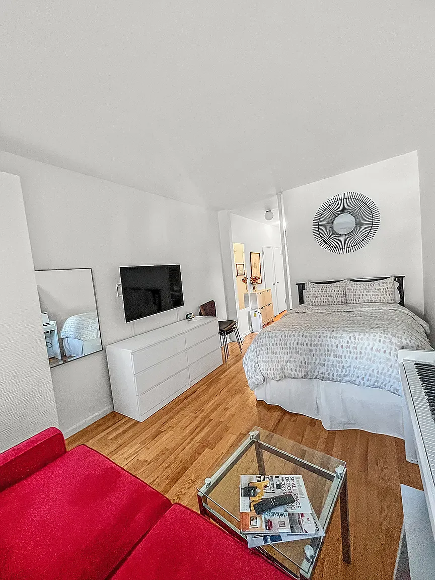 207 East 15th Street — Photo 2