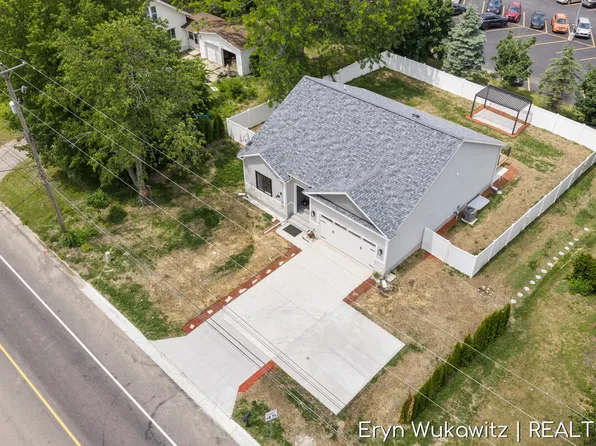 409-6 Mile Rd NW, Comstock Park, MI 49321