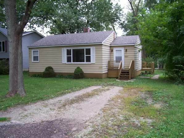 9107 Pine Ave, Wonder Lake, IL 60097