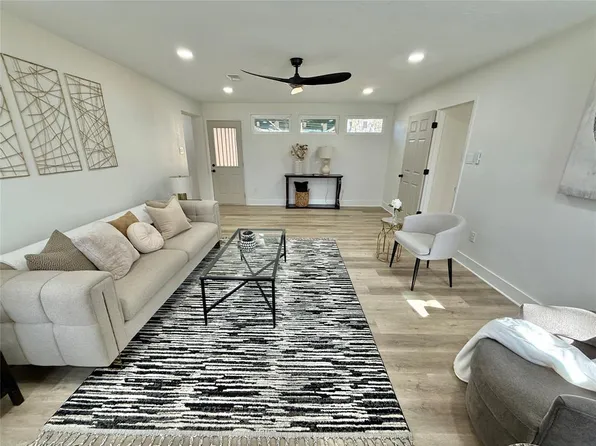 206 Inwood Lane, Highlands, TX 77562
