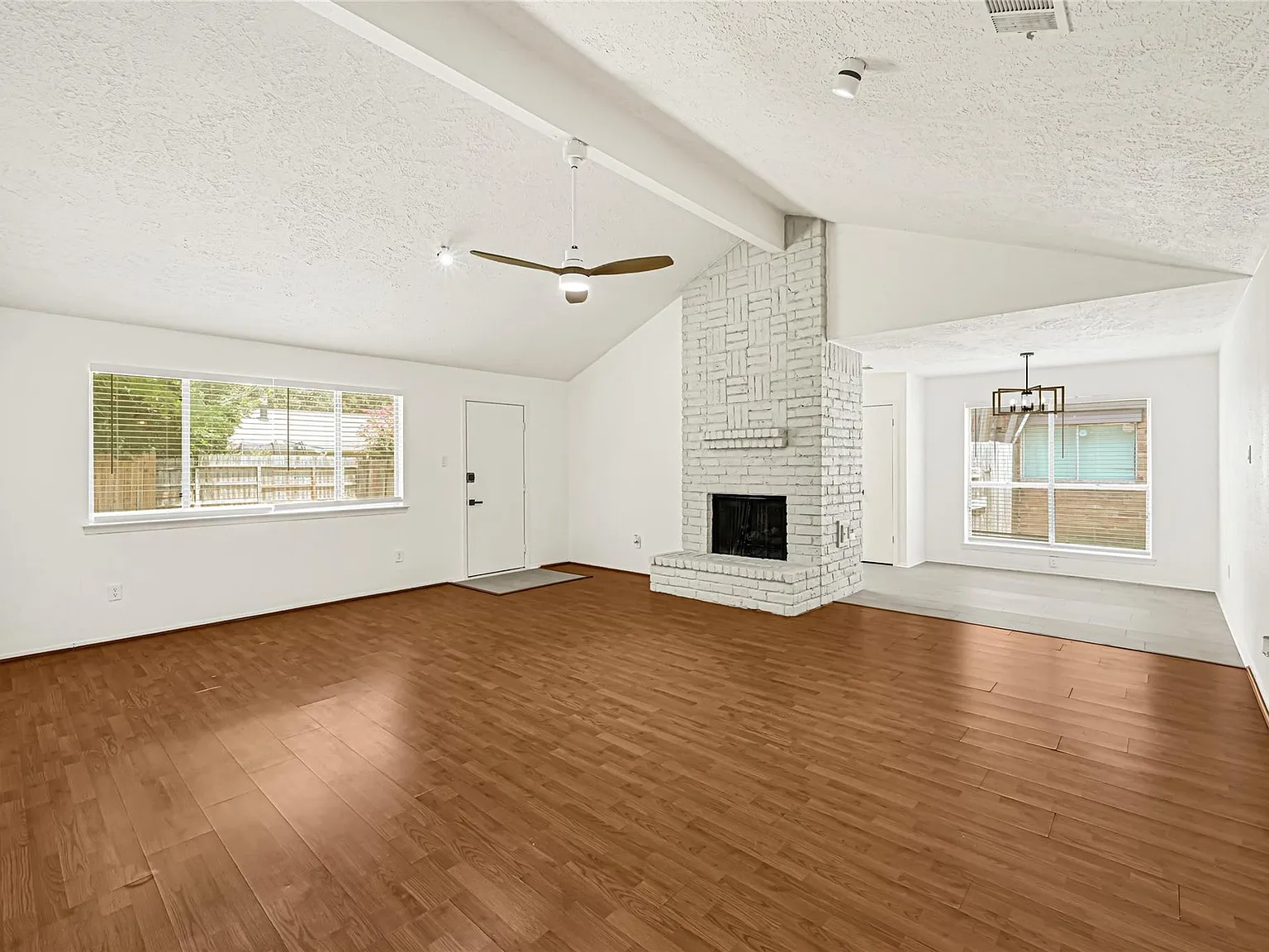3 bed, 2.5 bath, 1409 sqft, $1,800 — Photo 4