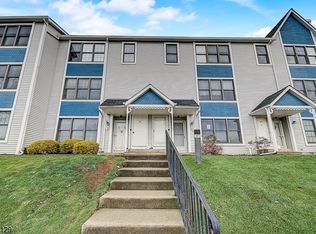 8 Heritage Ln #504, Hamburg, NJ 07419