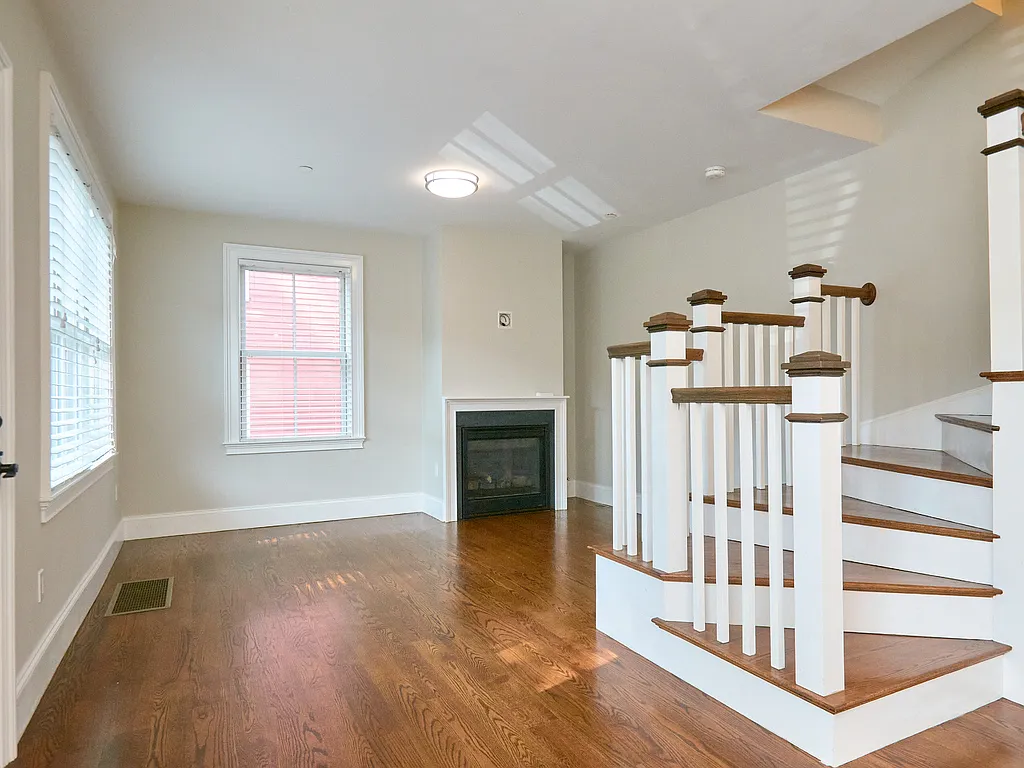 4 bed, 3.5 bath, 2011 sqft, $7,250 — Photo 2