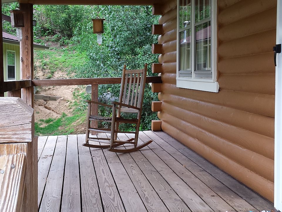 Log home covered front porch