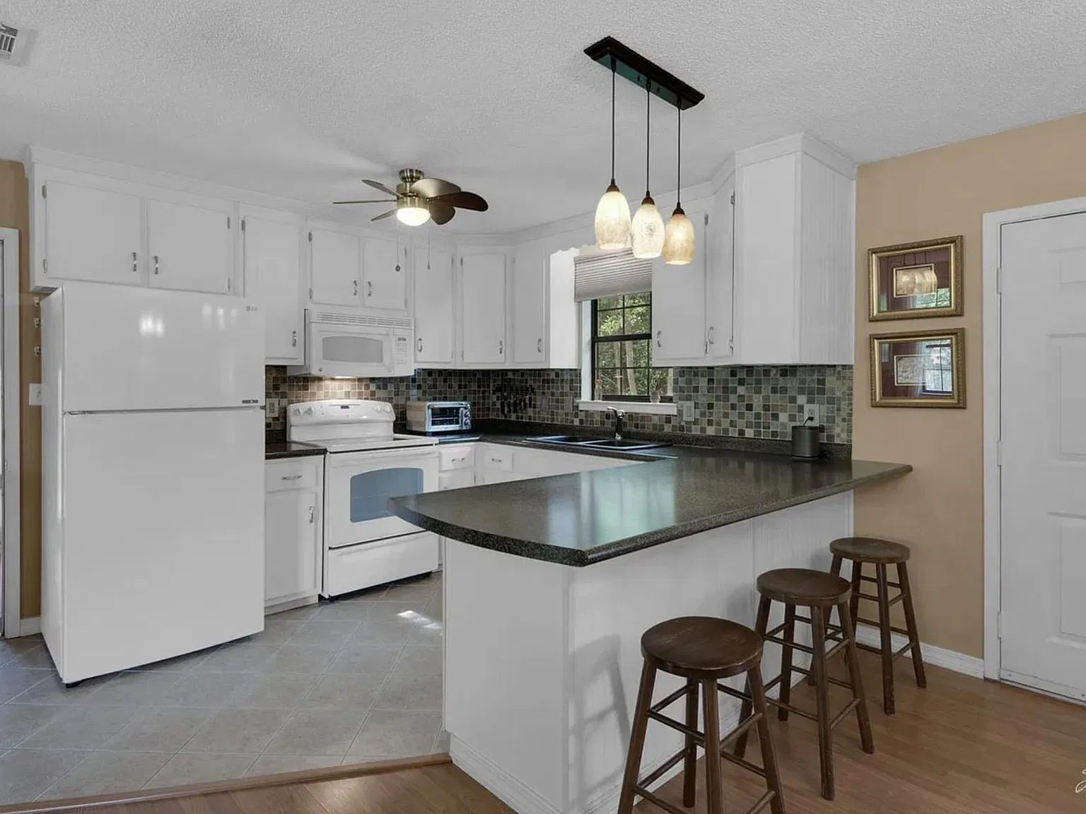 3 bed, 2.5 bath, 1831 sqft, $2,000 — Photo 3