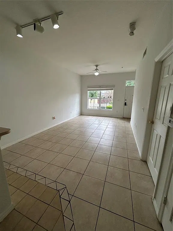 3 bed, 2.0 bath, 1296 sqft, $1,800 — Photo 3