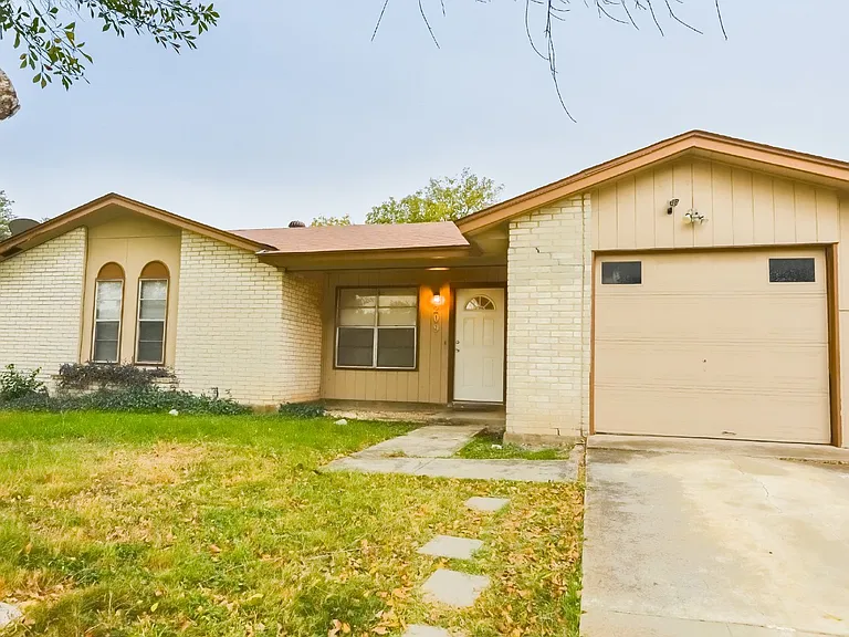 209 Royal Dr — Photo 2