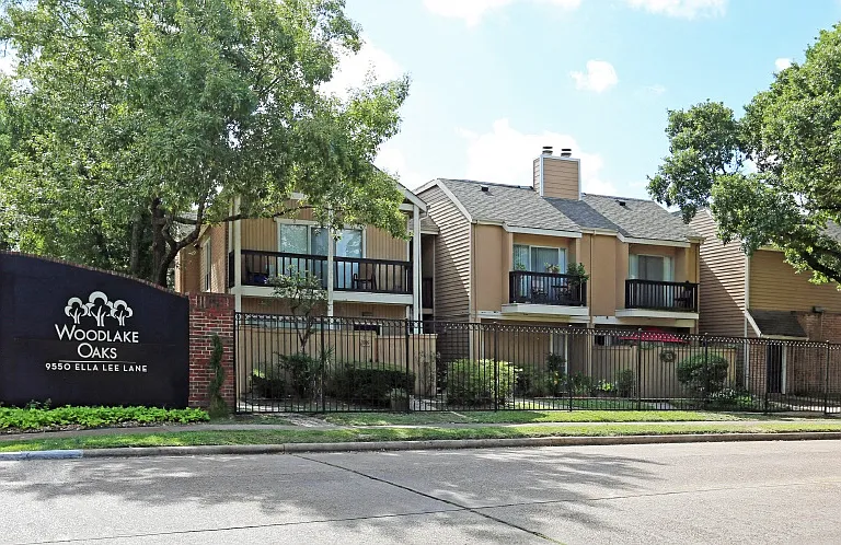 Woodlake Oaks Apartments — Photo 16