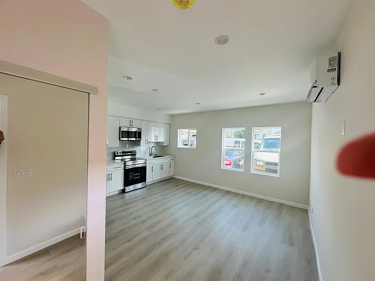711 N Jackson St #B — Photo 3