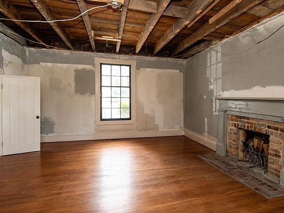 4th image of 540 Main St