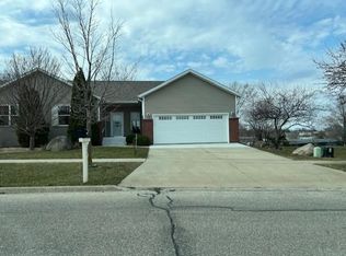 1224 Hummingbird Cir, Waterloo, IA 50702
