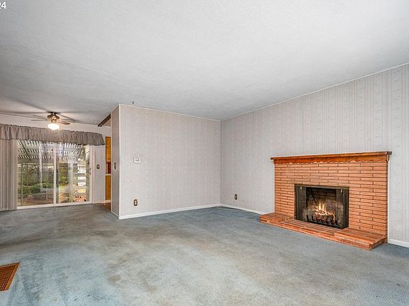 5th image of 812 SE 103rd Ave