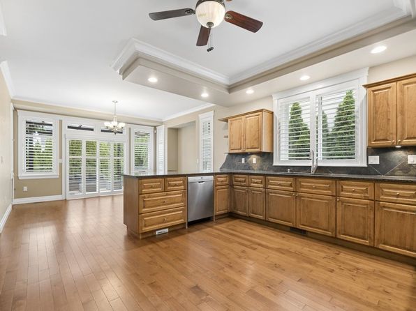 4 bedroom rental in Surrey — photo 9