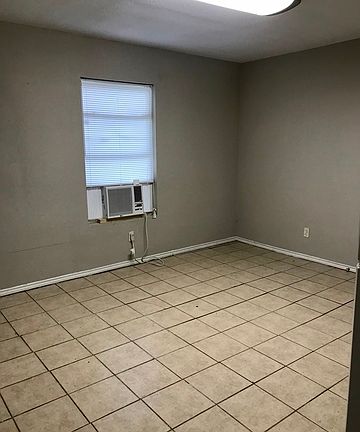 4th image of 932 Thompson Pl