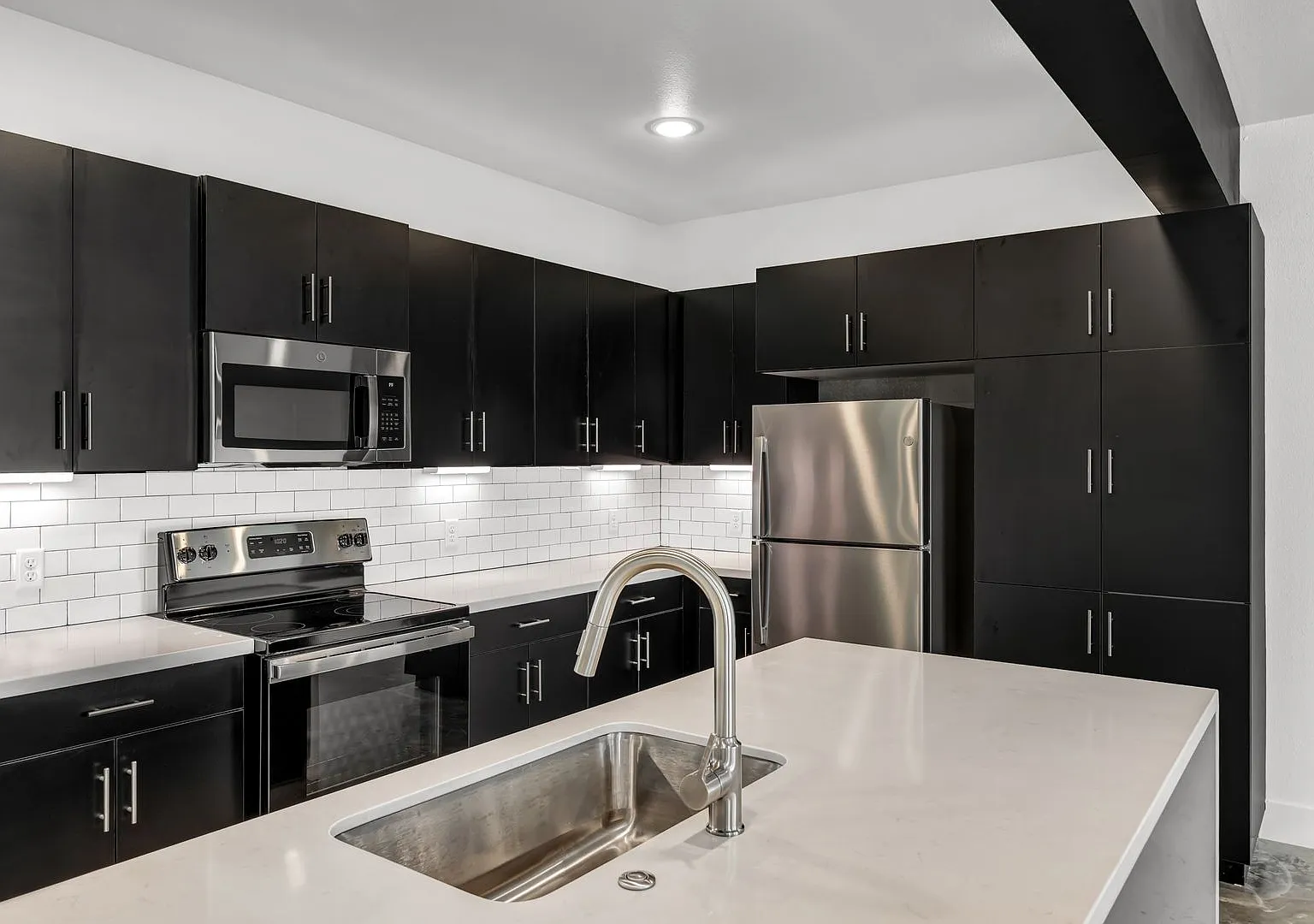 Luxury Modern Townhome-Pre-leasing Fall 2027 — Photo 4