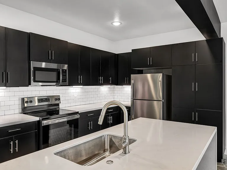 211 Lynn Dr — Photo 4
