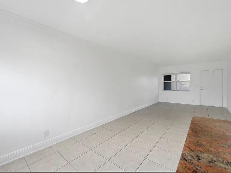 1140 NE 9th Ave #18 — Photo 6