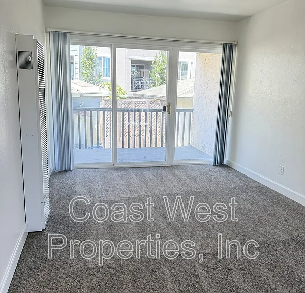 381 Oak Ave #5 — Photo 3