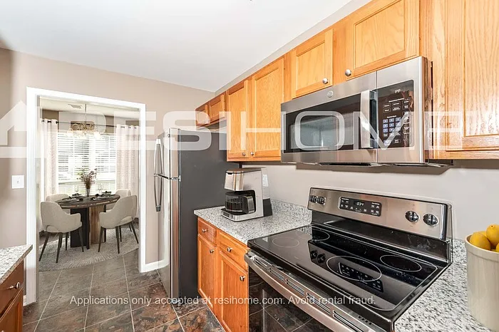 1041 Georgetown Ln — Photo 2