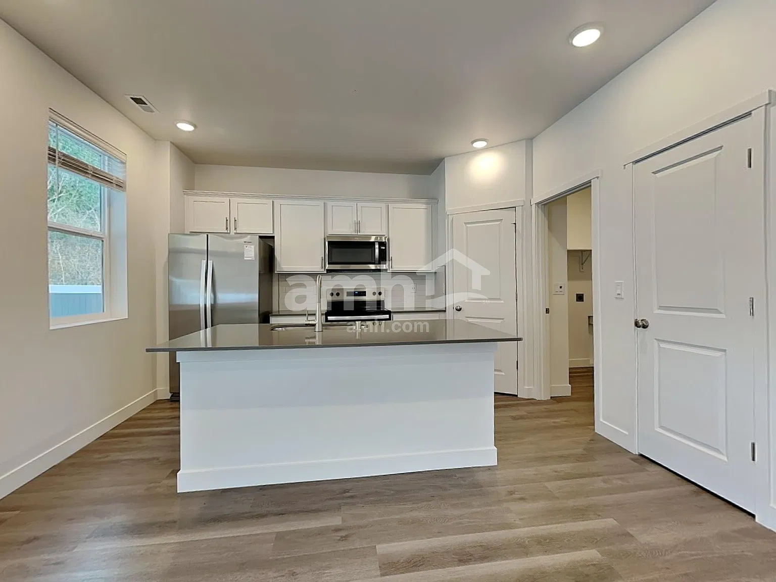 3 bed, 2.5 bath, 1691 sqft, $3,010 — Photo 3