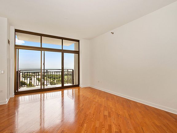 2nd image of 1322 S Prairie Ave Unit 1810