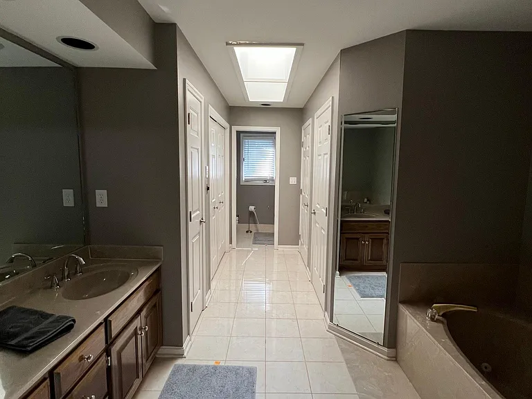 Full bathroom- Primary bedroom en suite