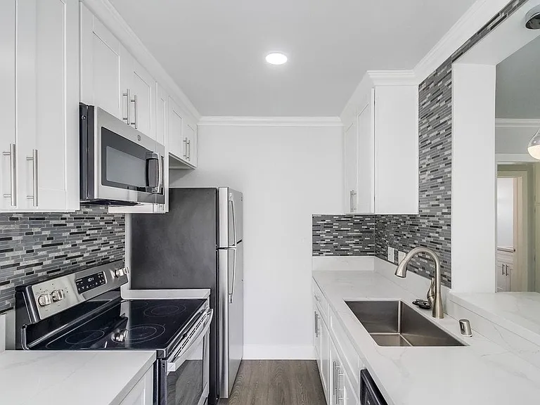 1254 Robinson Ave — Photo 2