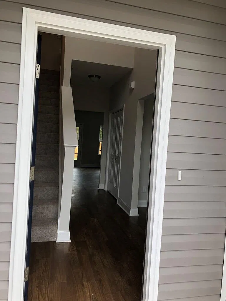 5 bed, 3.0 bath, 2500 sqft, $2,500 — Photo 2