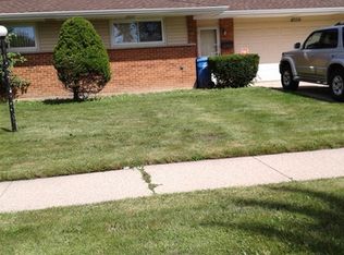 566 Ambleside Rd, Des Plaines, IL 60016