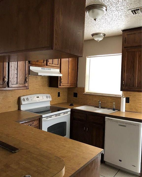 2nd image of 302 Hollandale Cir