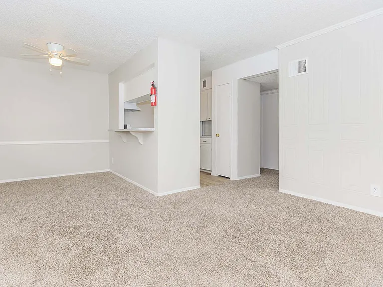 Castlewood Apartments — Photo 16