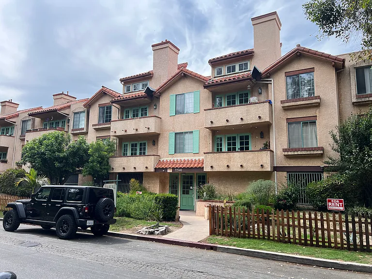 22501 Del Valle — Photo 1