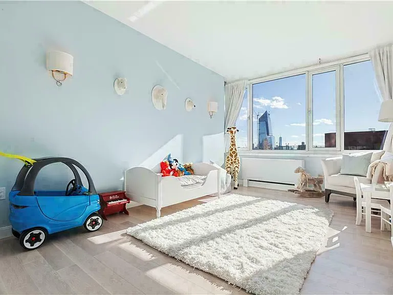 635 W 42nd St #27A — Photo 26