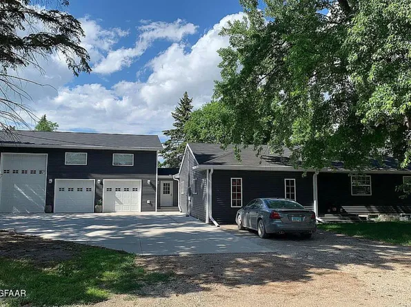 301 W 8th St, Larimore, ND 58251
