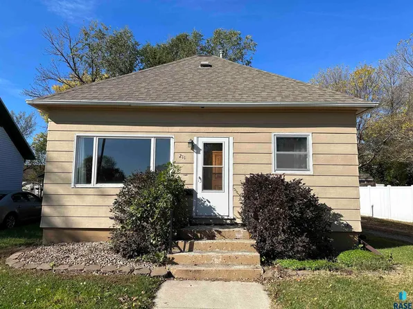 211 S Lincoln Ave, Madison, SD 57042