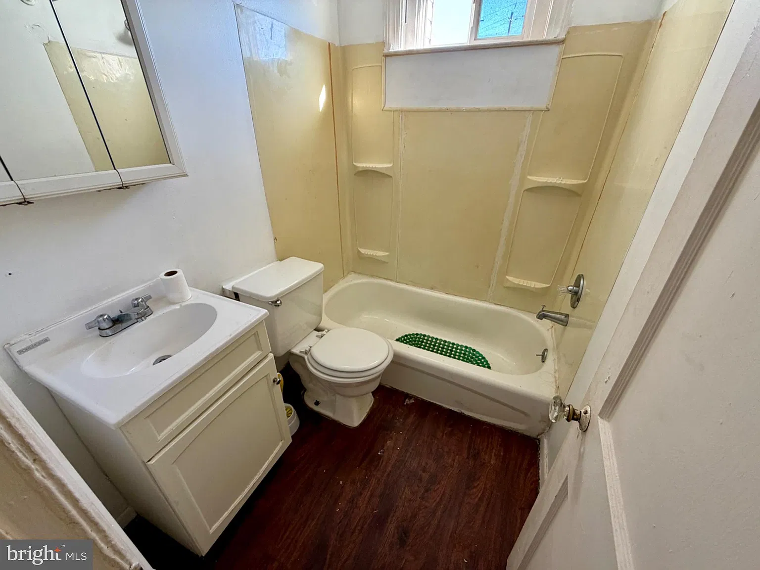 1 bed, 1.0 bath, $995 — Photo 4