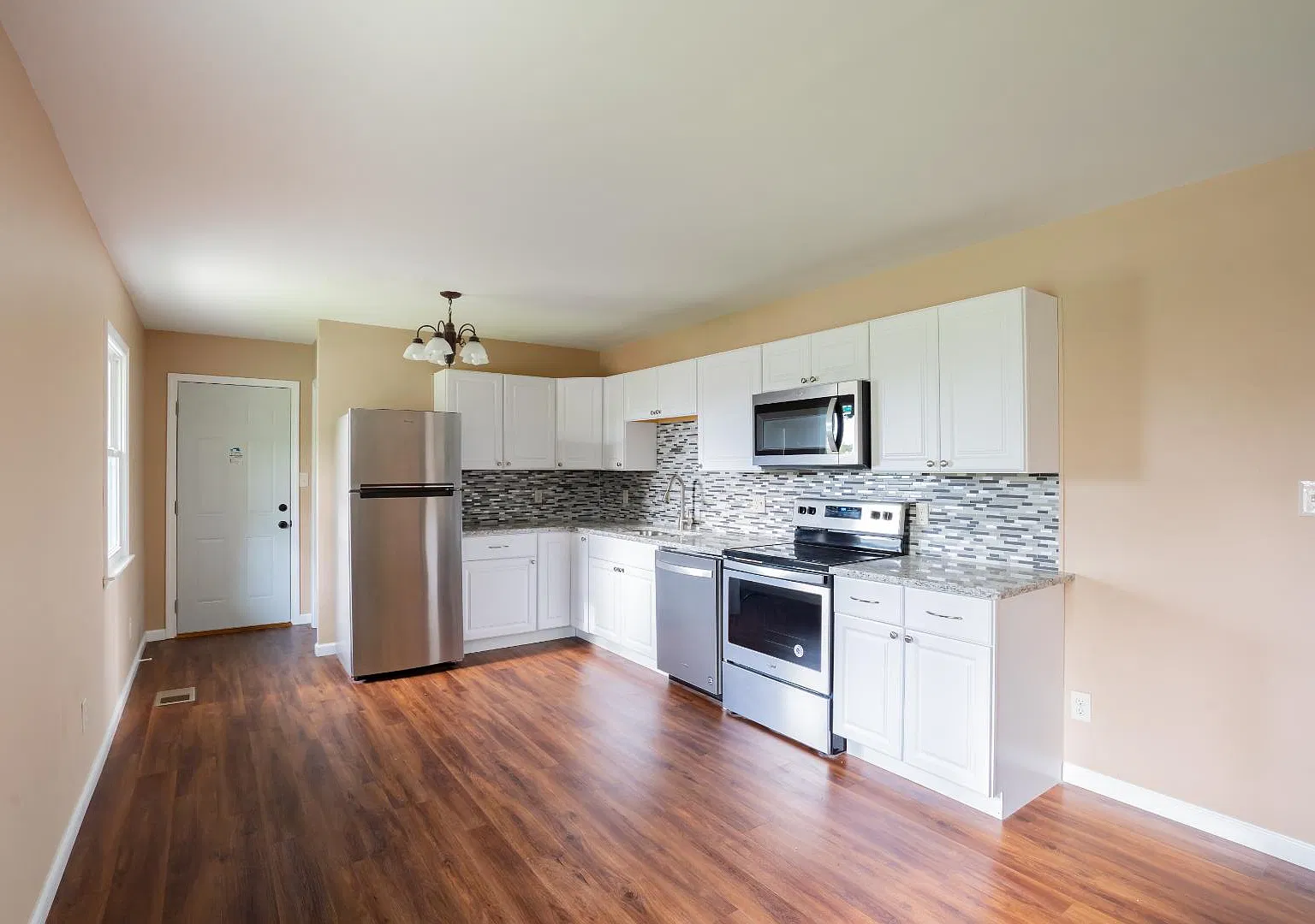 409 Cherokee Dr — Photo 2