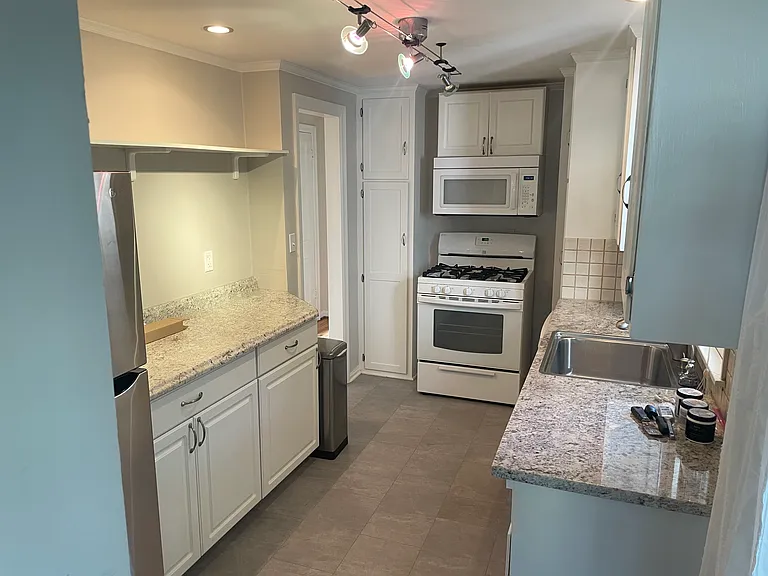 4217 Oxford Rd — Photo 3