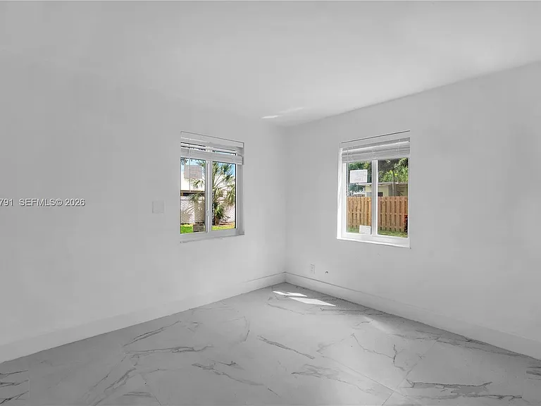 414 SE 14th St #3 — Photo 9