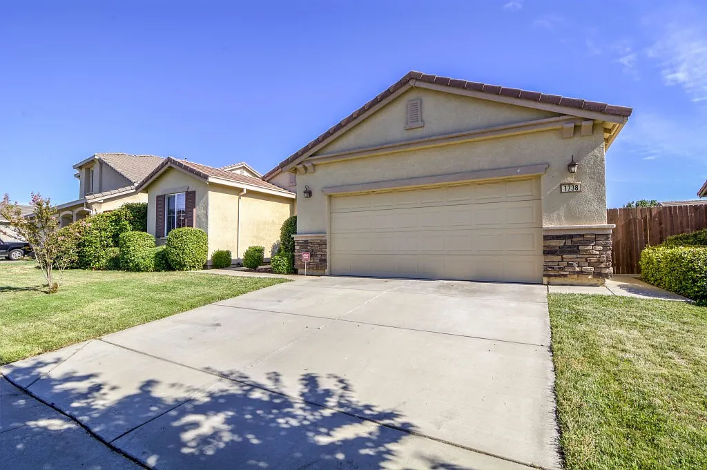 1738 Cattail Dr photo 1